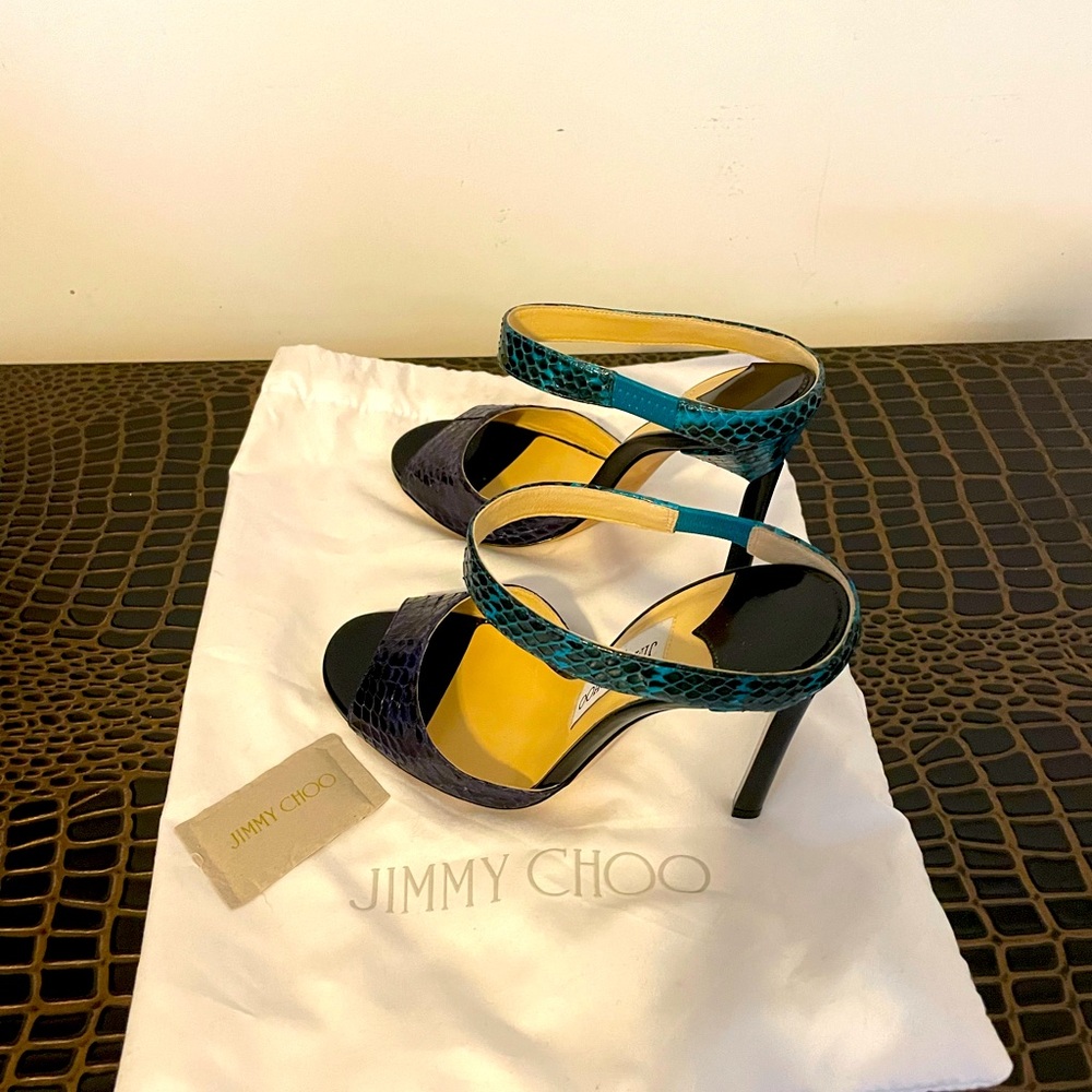 new. Never worn . Comes with dust bag . No box